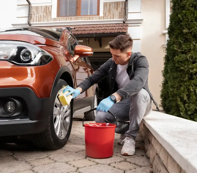 Lavage auto à domicile École : professionnel intervenant sur un véhicule